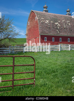 Palouse, Whitman County, Washington: Rote Scheune mit runden Dach Stockfoto