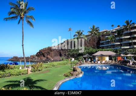 Pool im Sheraton Maui Resort and Spa in Kaanapali, Maui, mit Schnorchler bei Black Rock in der Ferne Stockfoto