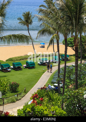 Paar am Strand Spaziergang in Kaanapali Stockfoto