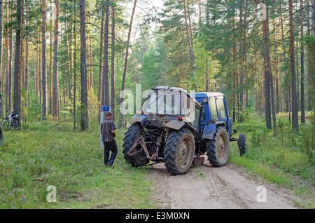 Traktor-Bruch im Holz. Der Traktor gepflügt eine Furche Aufteilung Wald Orte auf einen Feuersturm. Stockfoto