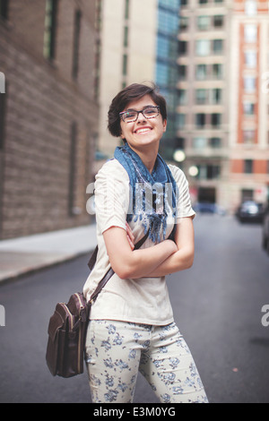 Porträt der jungen Frau mit verschränkten Armen Stockfoto