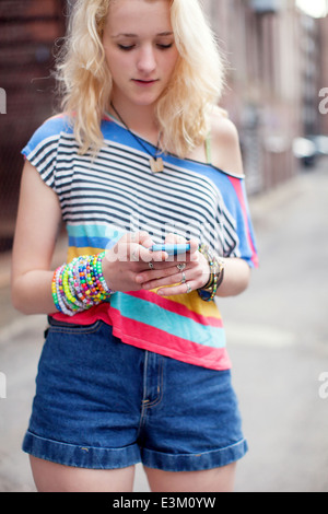 Porträt der jungen Frau mit Handy Stockfoto