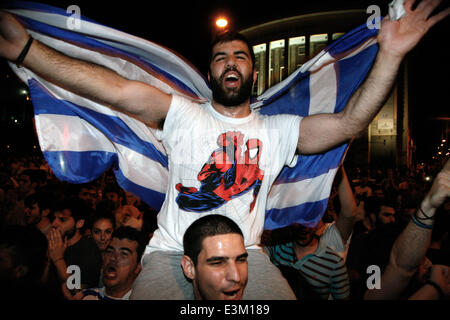 Thessaloniki, Griechenland. 25. Juni 2014. Griechen feiern den Sieg mit 2: 1 über Côte d ' Ivoire, die Griechenland in die zweite Runde der WM zum ersten Mal in seiner Geschichte zu stellen. Georgios Samaras erzielte den Siegtreffer auf einen added Zeit Elfmeter. Thessaloniki, Griechenland am 25. Juni 2014. Bildnachweis: Konstantinos Tsakalidis/Alamy Live-Nachrichten Stockfoto