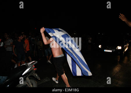 Thessaloniki, Griechenland. 25. Juni 2014. Griechen feiern den Sieg mit 2: 1 über Côte d ' Ivoire, die Griechenland in die zweite Runde der WM zum ersten Mal in seiner Geschichte zu stellen. Georgios Samaras erzielte den Siegtreffer auf einen added Zeit Elfmeter. Thessaloniki, Griechenland am 25. Juni 2014. Bildnachweis: Konstantinos Tsakalidis/Alamy Live-Nachrichten Stockfoto