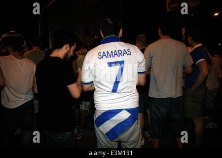 Thessaloniki, Griechenland. 25. Juni 2014. Griechen feiern den Sieg mit 2: 1 über Côte d ' Ivoire, die Griechenland in die zweite Runde der WM zum ersten Mal in seiner Geschichte zu stellen. Georgios Samaras erzielte den Siegtreffer auf einen added Zeit Elfmeter. Thessaloniki, Griechenland am 25. Juni 2014. Bildnachweis: Konstantinos Tsakalidis/Alamy Live-Nachrichten Stockfoto