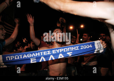 Thessaloniki, Griechenland. 25. Juni 2014. Griechen feiern den Sieg mit 2: 1 über Côte d ' Ivoire, die Griechenland in die zweite Runde der WM zum ersten Mal in seiner Geschichte zu stellen. Georgios Samaras erzielte den Siegtreffer auf einen added Zeit Elfmeter. Thessaloniki, Griechenland am 25. Juni 2014. Bildnachweis: Konstantinos Tsakalidis/Alamy Live-Nachrichten Stockfoto