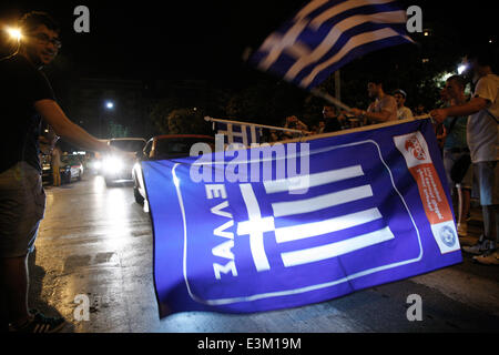 Thessaloniki, Griechenland. 25. Juni 2014. Griechen feiern den Sieg mit 2: 1 über Côte d ' Ivoire, die Griechenland in die zweite Runde der WM zum ersten Mal in seiner Geschichte zu stellen. Georgios Samaras erzielte den Siegtreffer auf einen added Zeit Elfmeter. Thessaloniki, Griechenland am 25. Juni 2014. Bildnachweis: Konstantinos Tsakalidis/Alamy Live-Nachrichten Stockfoto