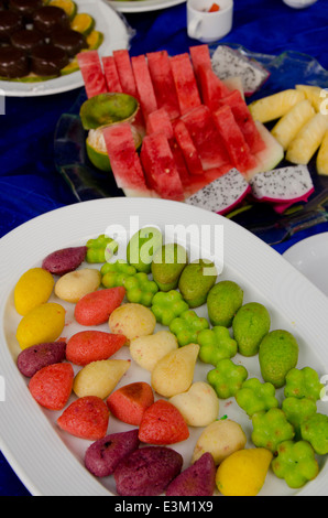 Indonesien, Insel Lombok, Senggigi. Typische indonesische Früchte und bunte Obstkuchen. Stockfoto