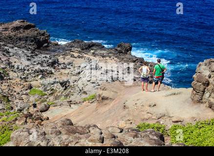 Wanderer auf Maui trail führt zu Nakalele Blasloch Stockfoto