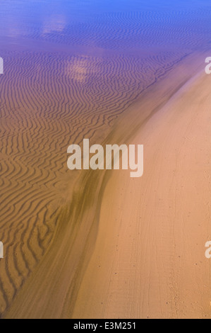 Himmel-Reflexionen über eine Sandbank in Lake Superior, Michigan Stockfoto