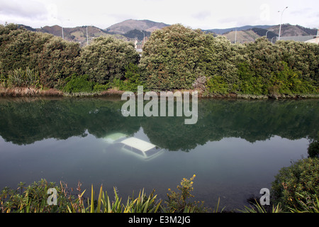 Fahrzeug unter Wasser in einem Bach nach einem tödlichen Verkehrsunfall, Nelson, Neuseeland Stockfoto