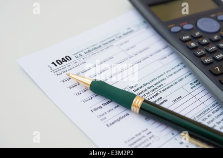 US-Steuerformular 1040 mit Stift und Taschenrechner Stockfoto