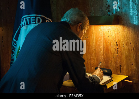 Secretary Kerry Zeichen das Gästebuch bei der Weihung des Bureau of International Narcotics und Law Enforcement Affairs Gedenkfeier Wand Stockfoto