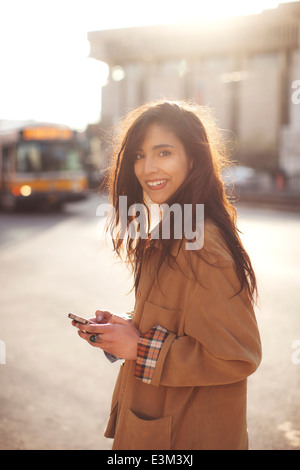 Porträt der jungen Frau mit Handy Stockfoto