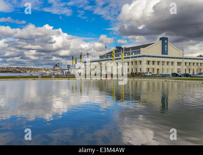 Seattle, Washington: Museum der Geschichte und Industrie und Teich Reflexionen am Lake Union Park Stockfoto