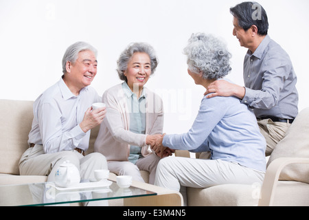 Senioren Freunde sammeln Stockfoto