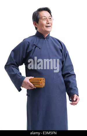 Oberlehrer in traditioneller Kleidung mit Bambus rutscht Stockfoto