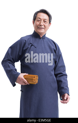 Oberlehrer in traditioneller Kleidung mit Bambus rutscht Stockfoto