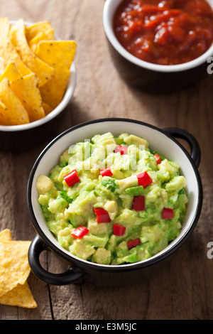 Guacamole mit Avocado, Limette, Chili und Tortilla chips Stockfoto