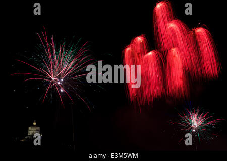 Turin, Italien. 24. Juni 2014. Das schöne Feuerwerk während des Festes des Heiligen Johannes, der Schutzheiligen in Stadt Turin, Italien. Bildnachweis: Elena Aquila/Pacific Press/Alamy Live-Nachrichten Stockfoto