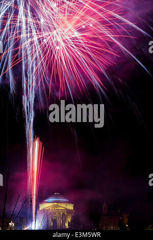 Turin, Italien. 24. Juni 2014. Das schöne Feuerwerk während des Festes des Heiligen Johannes, der Schutzheiligen in Stadt Turin, Italien. Bildnachweis: Elena Aquila/Pacific Press/Alamy Live-Nachrichten Stockfoto