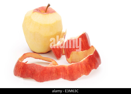 Apfel mit geschälten Haut auf weißem Hintergrund Stockfoto