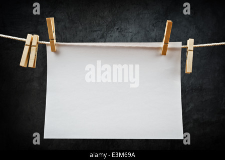 Leere Notizpapier hängen am Seil mit Wäscheklammern, Textfreiraum für Ihren Text oder Bild oder Produktplatzierung. Stockfoto