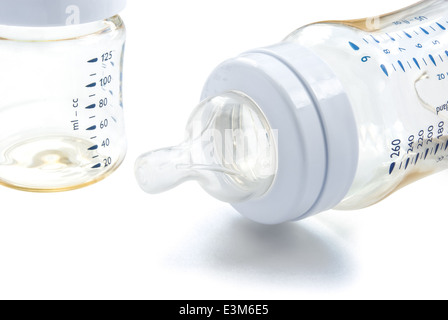 Babyflasche mit Beschneidungspfad Stockfoto