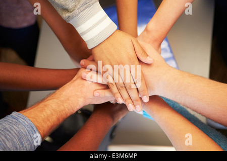 Hände von jungen Menschen verschiedener Rassen miteinander verbunden Stockfoto