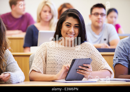 Weibliche Studenten mit Digital-Tablette In Vortrag Stockfoto