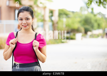 Porträt der Frau Studentin im Freien auf dem Campus Stockfoto