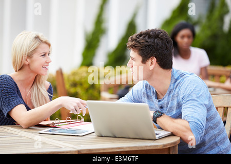 Zwei Studenten im freien zusammen am Projekt arbeiten Stockfoto