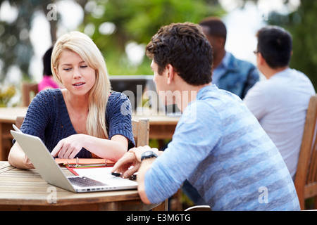 Zwei Studenten im freien zusammen am Projekt arbeiten Stockfoto