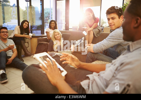 Gruppe von Studenten, die gemeinsam Ruheraum Stockfoto