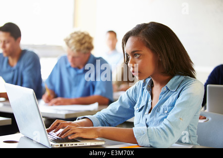 Schülerinnen und Schüler In der Klasse mit Laptops Stockfoto