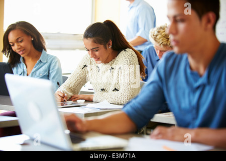 Schülerinnen und Schüler In der Klasse mit Laptops Stockfoto