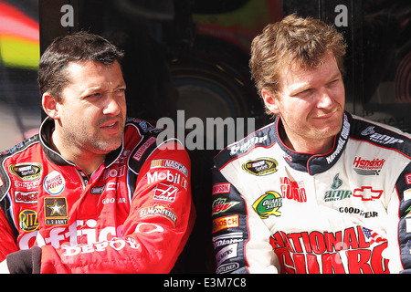 AVONDALE, AZ - 5 OCT: Tony Stewart (links) und Dale Earnhardt Jr. (rechts) während einer NASCAR Sprint Cup Track Tests Sitzung Stockfoto