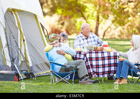 Zwei ältere Ehepaare genießen Camping-Urlaub In Natur Stockfoto