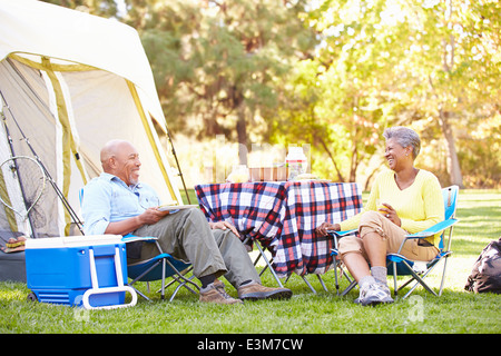 Älteres Paar genießen Camping-Urlaub In Natur Stockfoto