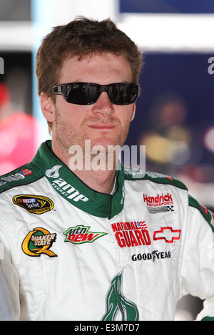 AVONDALE, AZ - Okt 4: Dale Earnhardt Jr. (88) wartet als sein Team nehmen Sie Anpassungen an das Auto während einer Strecke testen Sitzung Stockfoto