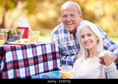 Älteres Paar genießen Camping-Urlaub In Natur Stockfoto