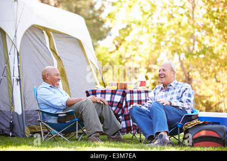 Zwei alte Männer entspannend auf Campingurlaub Stockfoto