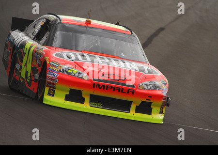 AVONDALE, AZ - 4 OCT: Jeff Gordon (24) nimmt Runden während ein Track Test Session am 4. Oktober 2011 bei PIR Stockfoto