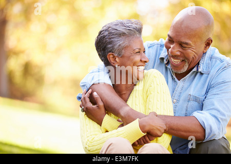 Älteres paar entspannen im Herbst-Landschaft Stockfoto