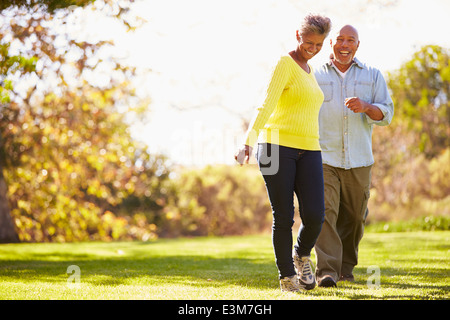 Älteres Paar zu Fuß durch den Wald Herbst Stockfoto