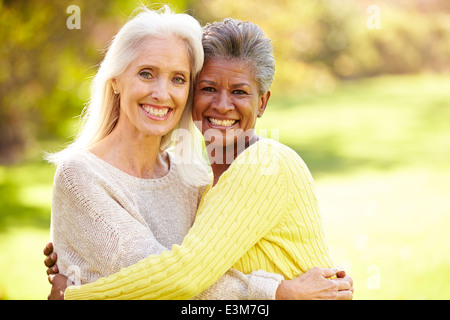 Porträt der beiden Reifen Freundinnen umarmen Stockfoto