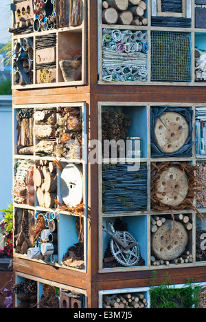 Vertical Garden Tower mit Recyclingmaterial für Insekten zum Leben gemacht. Stockfoto