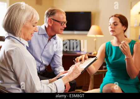 Älteres Ehepaar im Gespräch mit Finanzberater im Büro Stockfoto