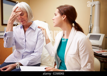 Arzt In Absprache mit Senior betroffenen Patientin Stockfoto