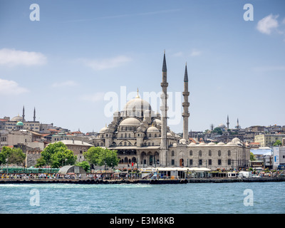Eminönü Bezirk in der Stadt Istanbul in der Türkei mit neuen Moschee Stockfoto